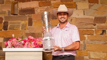 El golfista australiano Jason Day posa con el título de campeón del AT&T Byron Nelson en el TPC Craig Ranch de McKinney, Texas.