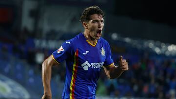 GETAFE, 31/10/2025.- El centrocampista del Getafe, Mario Martín (d), celebra el primer gol del equipo madrileño durante el encuentro correspondiente a la jornada 11 de Laliga EA Sports que disputan hoy viernes en el Coliseum de Getafe. EFE / Juanjo Martín.