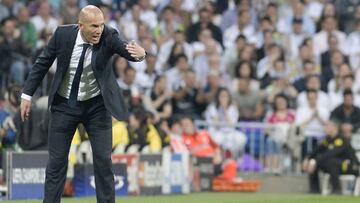 Zidane dando instrucciones en el partido ante el Manchester City.