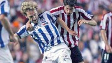 <b>COMBATIVO. </b>Javi Martínez se vació en el arranque de Liga contra la Real, como se ve en la pugna con Diego Rivas.