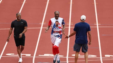 EUGENE, OREGON - JUNE 23: Wallace Spearmon, Snoop Dogg and Ato Bolden high-five after running on the track on Day Three 2024 U.S. Olympic Team Trials Track & Field at Hayward Field on June 23, 2024 in Eugene, Oregon. Christian Petersen/Getty Images/AFP (Photo by Christian Petersen / GETTY IMAGES NORTH AMERICA / Getty Images via AFP)