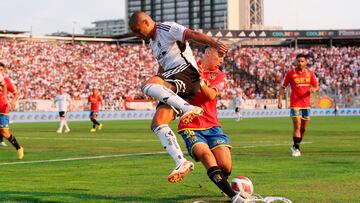 Futbol, Colo Colo vs Union Española.
Fecha 29, campeonato Nacional 2023.
El jugador de Colo Colo Leandro Benegas, izquerda centro derecha disputa el balon contra Jonathan Villager de Union Española durante el partido de primera division disputado en el Estadio Monumental David Arellano en Santiago, Chile.
02/12/2023
Pepe Alvujar/Photosport
Football, Colo Colo vs Spanish Union.
Date 29, 2023 National Championship.
The player of Colo Colo Leandro Benegas, left center right, disputes the ball against Jonathan Villager of Union Española during the first division match played at the David Arellano Monumental Stadium in Santiago, Chile.
12/02/2023
Pepe Alvujar/Photosport