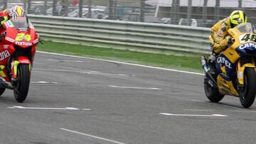 Toni Elias y Valentino Rossi en el final más ajustado de la última década de MotoGP en el GP de Portugal en Estoril.