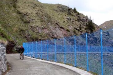 El peligro del monte Crostis es su sterrato mal compactado en los últimos 2,5 kilómetros, sin vallas, quitamiedos o nada que evitara una caída al vacío, excepto en ciertas zonas o curvas de riesgo máximo que la organización del Giro de Italia instaló. 