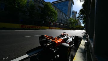 El alerón trasero del McLaren MCL38. Bakú, Azerbaiyán. F1 2024.