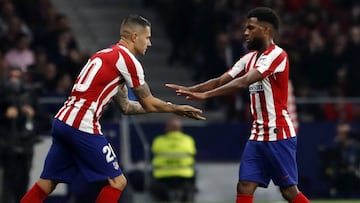 Vitolo y Lemar en una sustituci&oacute;n. 