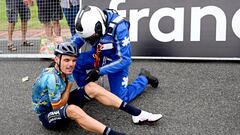 Nogaro (France), 04/07/2023.- Spanish rider Luis Leon Sanchez of Astana Qazaqstan Team receives treatment following a crash towards the end of the 4th stage of the Tour de France 2023, a 181,8km race from Dax to Nogaro, France, 04 July 2023. (Ciclismo, Francia) EFE/EPA/FRANCK FAUGERE / POOL
