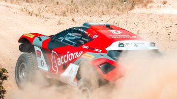 Laia Sanz con el coche del Acciona Sainz en el Desert x Prix de Extreme E en Arabia Saudí.