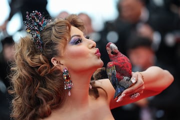 Urvashi Rautela posa en la alfombra roja durante el desfile inaugural del primer día de la 78ª edición del festival de cine de Cannes.