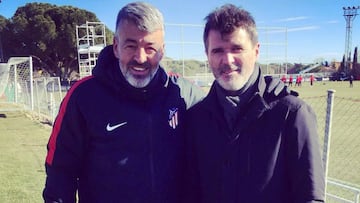 &Oacute;scar Fern&aacute;ndez, entrenador del Atl&eacute;tico B, junto a Roy Keane en la sesi&oacute;n rojiblanca del d&iacute;a. 