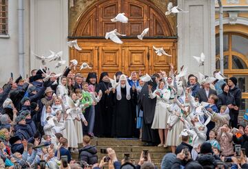 En esta foto difundida por el Servicio de Prensa de la Iglesia Ortodoxa Rusa, el Patriarca Kirill (centro) libera un pájaro celebrando la Anunciación, antes de la celebración de la Pascua Ortodoxa frente a la Catedral de la Anunciación en el Kremlin de Moscú, Rusia.