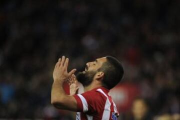 Arda Turan jugador del Atlético de Madrid se lamenta de una ocasión