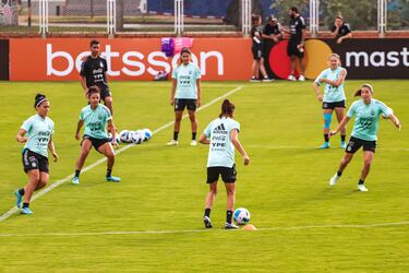 La Selección Argentina realizó su primer y único entrenamiento en Bucaramanga antes de disputar las semifinales de la Copa América Femenina ante Colombia en el estadio Alfonso López.