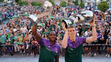 Alberto Díaz y Perry con los dos trofeos. Al fondo la afición.