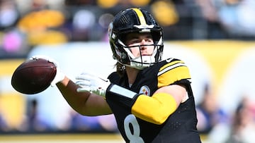 PITTSBURGH, PENNSYLVANIA - OCTOBER 08: Kenny Pickett #8 of the Pittsburgh Steelers attempts a pass during the second quarter against the Baltimore Ravens at Acrisure Stadium on October 08, 2023 in Pittsburgh, Pennsylvania.   Joe Sargent/Getty Images/AFP (Photo by Joe Sargent / GETTY IMAGES NORTH AMERICA / Getty Images via AFP)