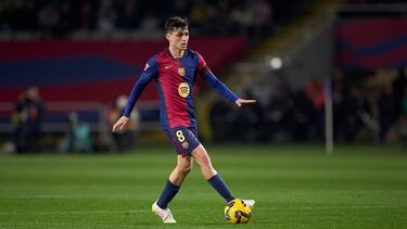 Cualquier calificativo se le queda corto. El mejor centrocampista del mundo sin discusión y firme candidato a estar en la terna para el 'Balón de Oro'. Nadie ha jugado más en LaLiga que el canario. Es tan indispensable como vital para Flick. Reúne lo mejor de Iniesta y Xavi.