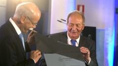 El Rey Juan Carlos, junto al presidente del consorcio automovil&iacute;stico alem&aacute;n Daimler, Dieter Zetsche.