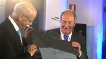 El Rey Juan Carlos, junto al presidente del consorcio automovil&iacute;stico alem&aacute;n Daimler, Dieter Zetsche.