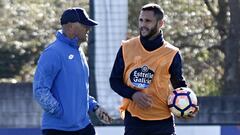 Florin Andone dialogando con Mel durante un entrenamiento en Abegondo.