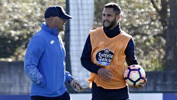 Florin Andone dialogando con Mel durante un entrenamiento en Abegondo.