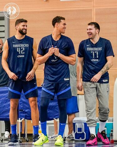Luka Doncic , Maxi Kleber y Dwight Powell durante el entrenamiento de la franquicia de Texas.