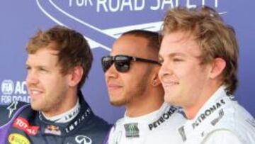 Hamilton, entre Vettel y Rosberg, tras la calificación.