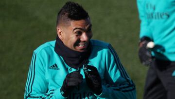 Casemiro, bromeando en la sesi&oacute;n de ayer.