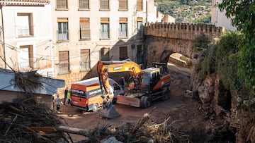 Vecinos y servicios de emergencia en la zona de las Ramblas de Letur, a 5 de noviembre de 2024, en Letur, Albacete, Castilla-La Mancha (España). El Servicio de Atención y Coordinación de Urgencias y Emergencias 112 de Castilla-La Mancha ha confirmado el hallazgo de restos humanos en la zona de Las Ramblas de Letur, donde se buscan a cinco personas tras la riada que devastó parte del municipio albaceteño hace una semana.
05 NOVIEMBRE 2024
Víctor Fernández / Europa Press
05/11/2024