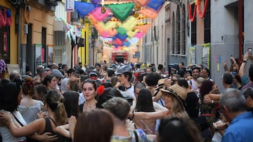 Decenas de personas durante las fiestas de San Cayetano 2024, en la calle del Oso, a 6 de agosto de 2024, en Madrid (España). El distrito de Centro arranca hoy, 6 de agosto, 12 jornadas de celebración por las fiestas en honor a San Cayetano, San Lorenzo y la Virgen de la Paloma con el pregón en homenaje a la Federación de Grupos Tradicionales Madrileños, que este año cumple el 35º aniversario de su creación como entidad dedicada a la conservación del folclore de Madrid y su Comunidad.
06 AGOSTO 2024;FIESTAS;SAN CAYETANO;FESTIVIDAD;FOLCLORE;MADRID;
Fernando Sánchez / Europa Press
06/08/2024