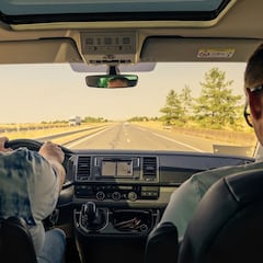 Las multas más típicas en verano de la DGT: conducir con chanclas, ir sin camiseta, sacar la mano...