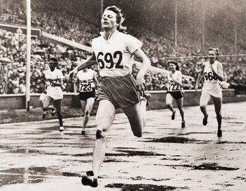 Atleta holandesa que se convirtió en estrella de los Juegos de 1948. Londres acogió una exhibición donde se hizo con cuatro oros. Allí, cayeron las victorias en 80, 100, 200 y 4x100 metros. Fue su segunda y, desgraciadamente, última oportunidad, y la holandesa, aprovechó la cita. Su carrera había comenzado con la participación en los Juegos de Berlín de 1936 y dos bronces en el campeonato de Europa de 1938, pero los acontecimientos mundiales le impidieron lograr éxitos en unos Juegos Olímpicos hasta diez años más tarde. Durante la ocupación nazi, se dedicó a entrenarse a fondo y fue capaz de superar varios récords del mundo en diversas disciplinas.