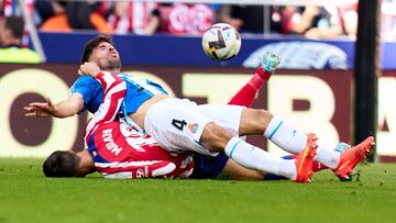 MADRID, SPAIN - NOVEMBER 06: Alvaro Morata of  Atletico de Madrid battle for the ball with Leandro Cabrera of RCD Espanyol during the LaLiga Santander match between Atletico de Madrid and RCD Espanyol at Civitas Metropolitano Stadium on November 06, 2022 in Madrid, Spain. (Photo by Diego Souto/Quality Sport Images/Getty Images)