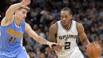 SAN03 - SAN ANTONIO (TX, EE.UU.), 19/1/2017.- Juancho Hernang&oacute;mez (i) de Denver Nuggets disputa el bal&oacute;n con Kawhi Leonard, de los San Antonio Spurs hoy, jueves 19 de enero de 2017, en San Antonio (TX, EE.UU.). EFE/ D. WILLIAM ABATE