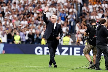 Emocionante despedida de la afición en el Bernabéu a Carlo Ancelotti. 
