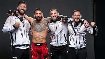 En el centro a la izquierda, Ilia Topuria. Junto a él, a la derecha, su hermano Aleksander Topuria, entrenador de MMA de Ilia.