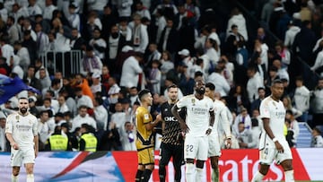 MADRID (ESPAÑA), 05/11/2023.- Los jugadores del Real Madrid tras el encuentro correspondiente a la jornada 12 de LaLiga que Real Madrid y Rayo Vallecano disputaron este domingo en el Santiago Bernabéu. EFE/Rodrigo Jiménez
