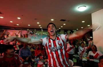 Aficionados de River celebran la victoria de su equipo.