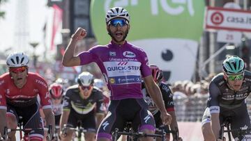 ESD01 REGGIO EMILIA (ITALIA), 19/05/2017.- El ciclista colombiano Fernando Gaviria (c) del Quick-Step Floors se impone en la decimotercera etapa, entre Reggio Emilia y Tortona, de 162 kilómetros del Giro de Italia, hoy 19 de mayo de 2017. EFE/Alessandro Di Meo