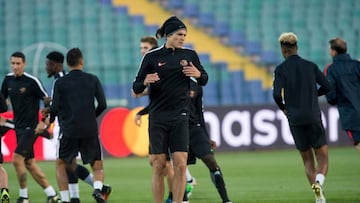 Cavani será el ariete del PSG en Sofia. Ayer se entrenó en el estadio del Ludogorets.