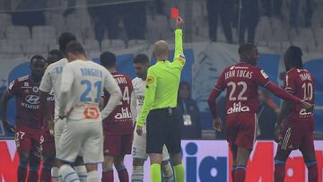 french referee Antony Gautier (C) gives a red card to Marseille's Spanish defender Alvaro Gonzalez during the French L1 football match between Olympique de Marseille (OM) and Olympique Lyonnais (OL) on November 10, 2019 at the Orange Velodrome stadiu