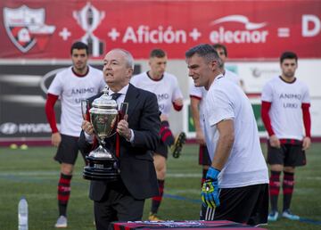 El Arenas Club recibió de Luis Rubiales, presidente de la RFEF, una réplica de la Copa del Rey ganada en 1919 al  Barcelona por 5 goles 2 en la final jugada en Madrid. En 1937, durante la Guerra Civil y a causa de un incendio, el trofeo desapareció de las vitrinas del club vizcaíno. Cien años después vuelve a las vitrinas del equipo de Getxo.
Franqui Egusquiaguirre, presidente del Arenas, con el trofeo.