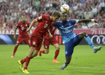 Thomas Müller anota de cabeza el tercer tanto del Bayern Munich.