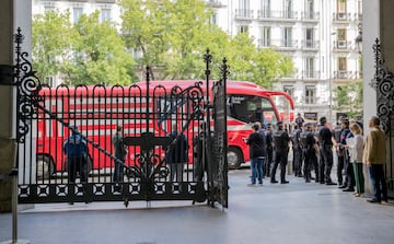 El autob¨²s del Atl¨¦tico de Madrid Femenino llega al Ayuntamiento de Madrid con la Copa de la Reina.