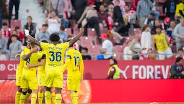 GIRONA, 10/05/2025.- Los jugadores del Villarreal celebran su victoria a la finalización del encuentro correspondiente a la jornada 35 de Laliga EA Sports que han disputado hoy sábado Girona y Villarreal en el estadio municipal de Montilivi, en Girona. EFE/David Borrat.