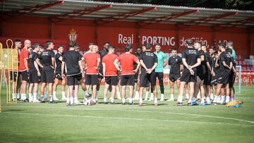 10-08-2023. IMAGEN DE LA PLANTILLA DEL SPORTING ANTES DE COMENZAR EL ENTRENAMIENTO EN MAREO.