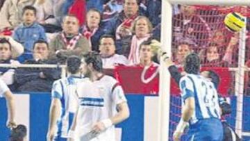 <b>GOLAZO. </b>Víctor envió un misil imparable a Palop, que casi sentenciaba el encuentro en la primera parte.