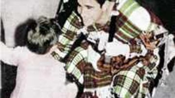 <b>MARQUITOS LLEGA A BARAJAS VESTIDO DE GAITERO.</b> El defensa cumplió su promesa y llegó a Madrid vestido de escocés tras ganar la quinta Copa de Europa en Glasgow. En la imagen, saluda a su hija perfectamente equipado: falda, manta, gaita y gorro.