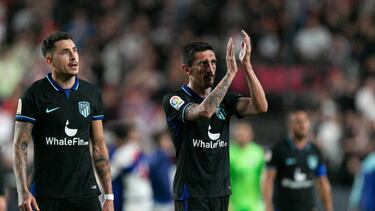 Giménez y Savic aplauden a la afición del Atlético.