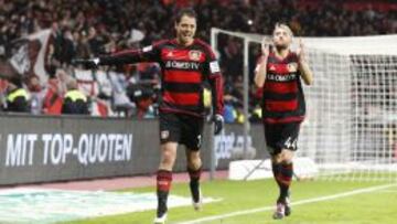 Chicharito celebrando uno de sus goles ante el Hannover