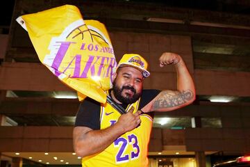 Los Angeles celebra la victoria de sus Lakers